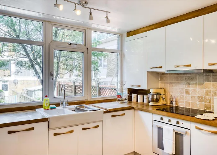 Homely 4 Bedroom House In Brixton