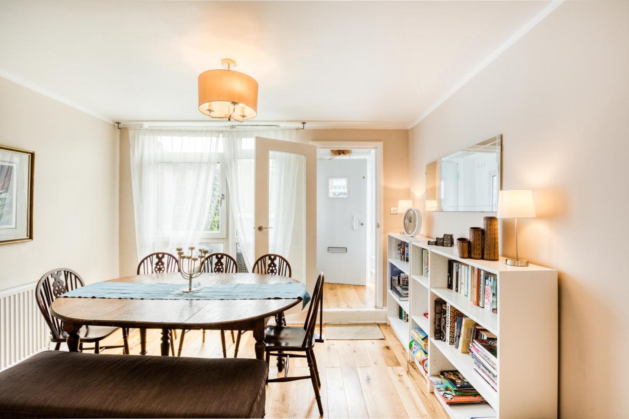 Homely 4 Bedroom House In Brixton Apartment London