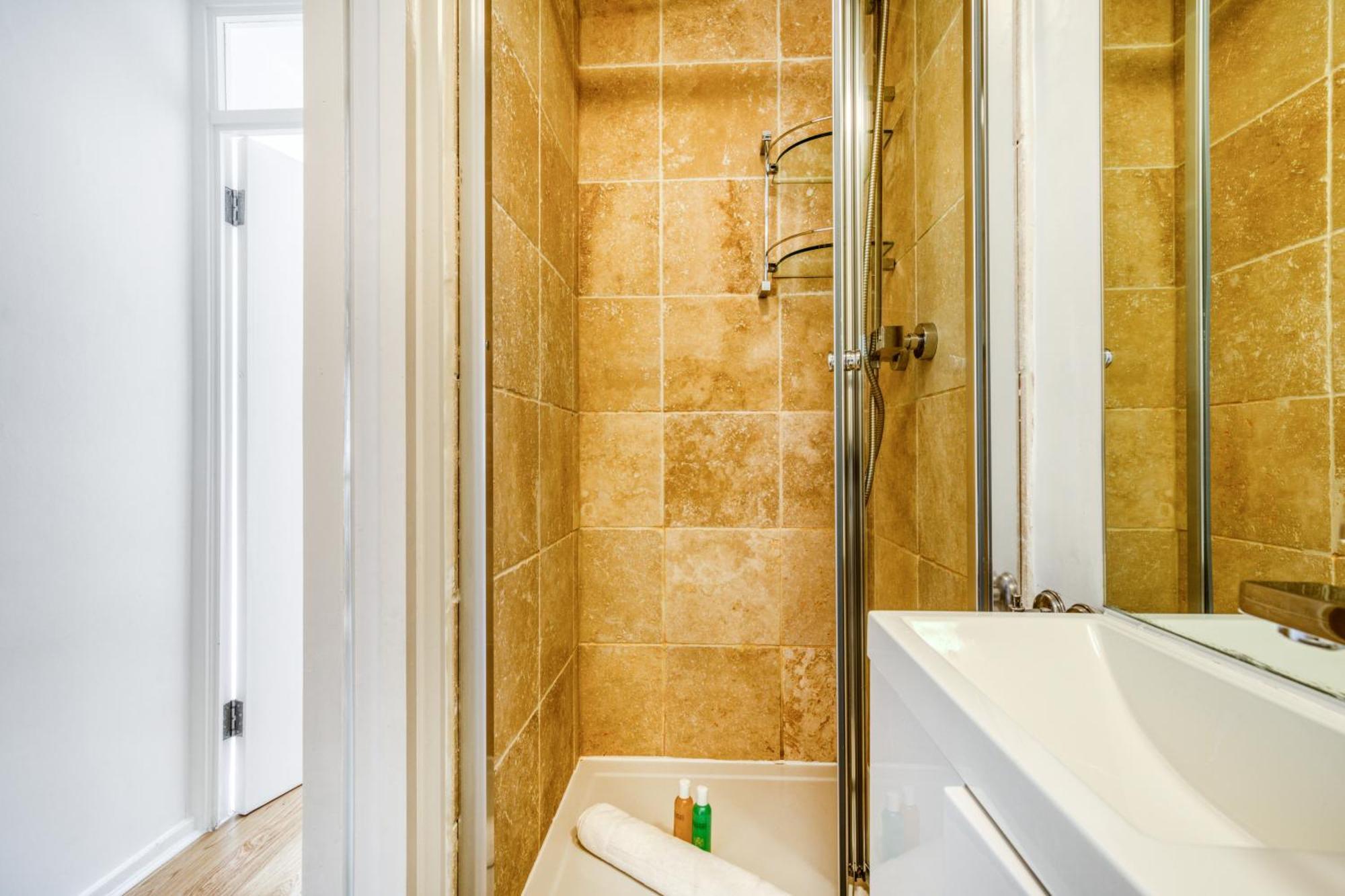 Homely 4 Bedroom House In Brixton Apartment *